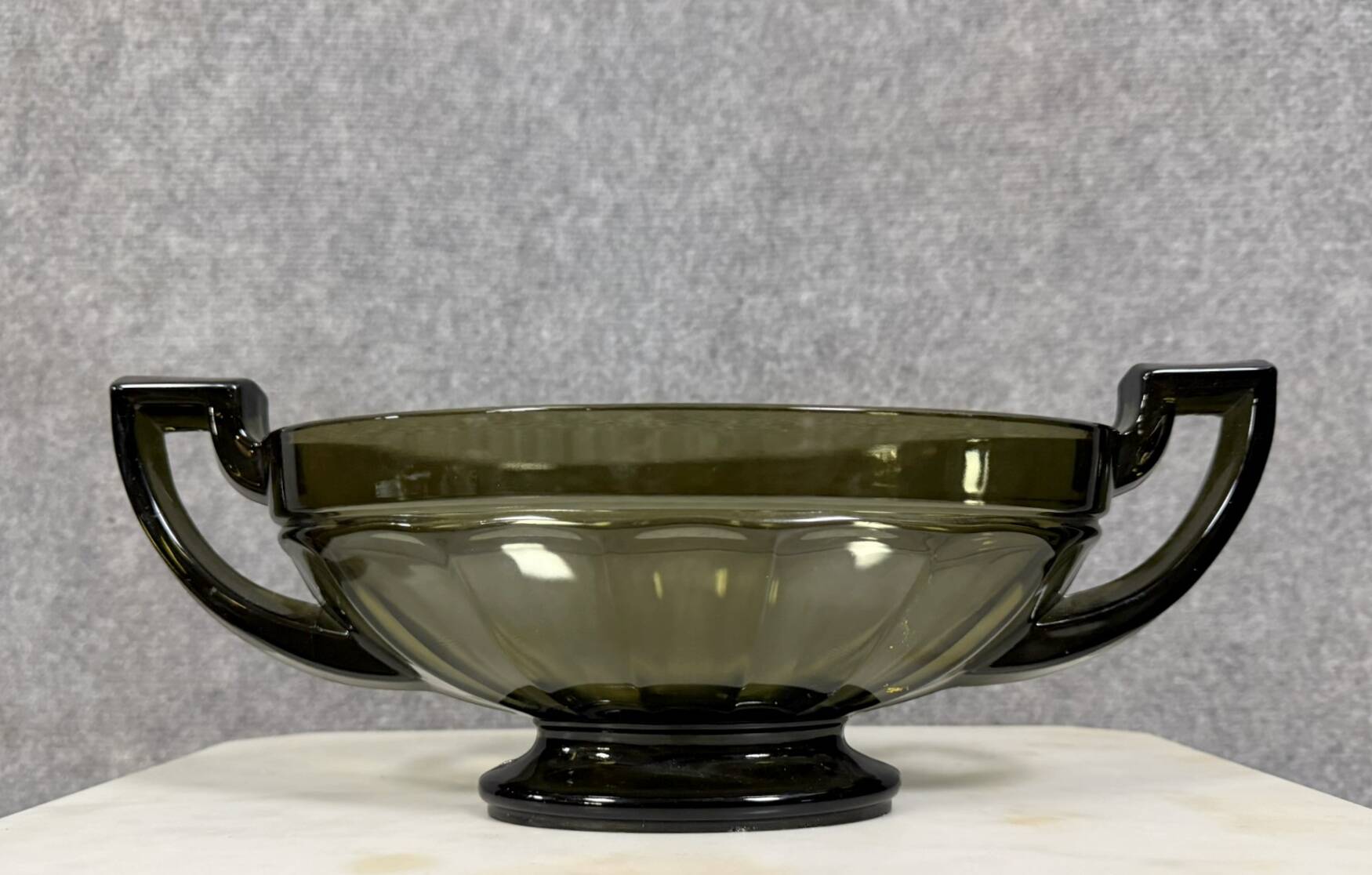 Coupe, centre de table en verre vert pressé Val Saint Lambert