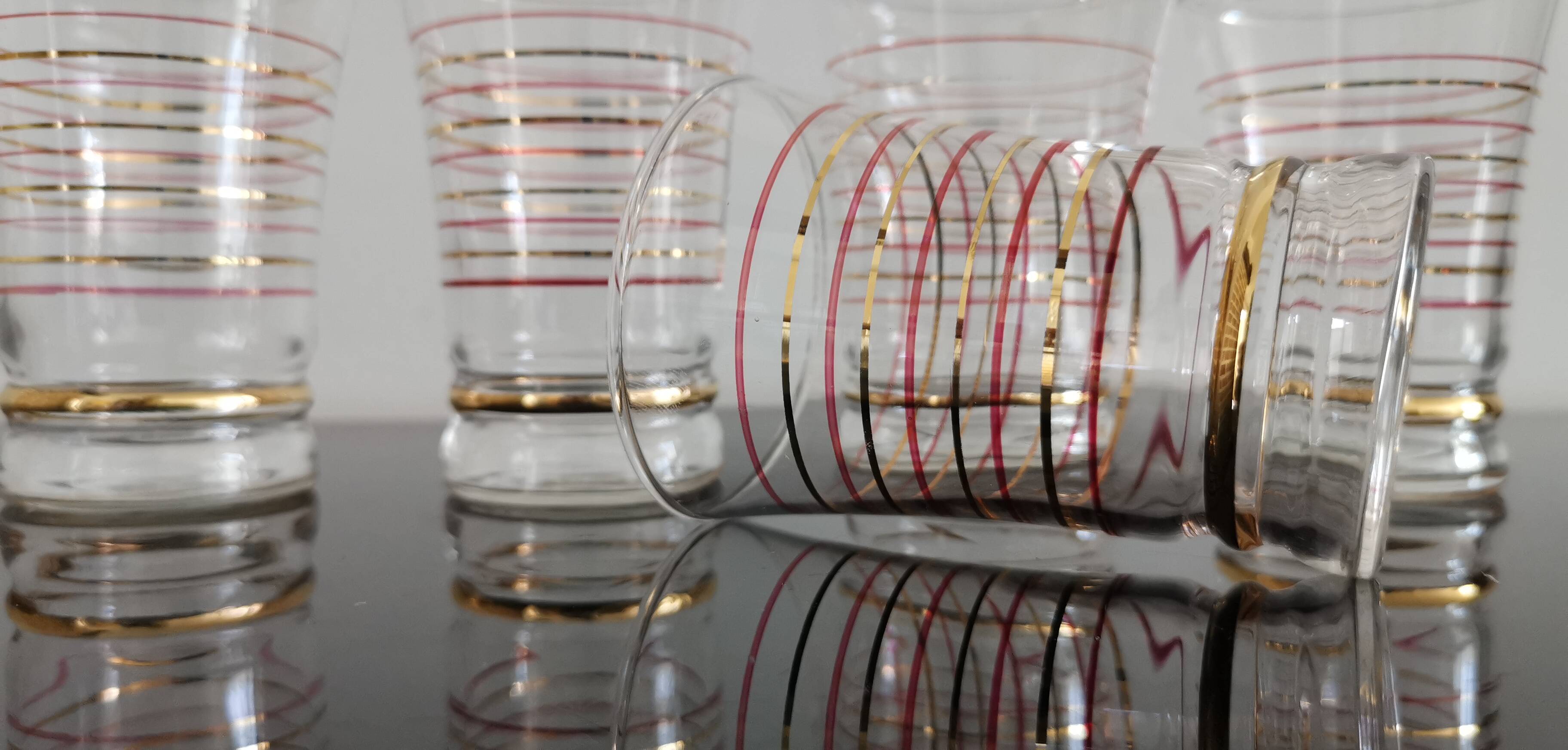 Set of 7 vintage glasses with gold and red edges from the 50s/60s