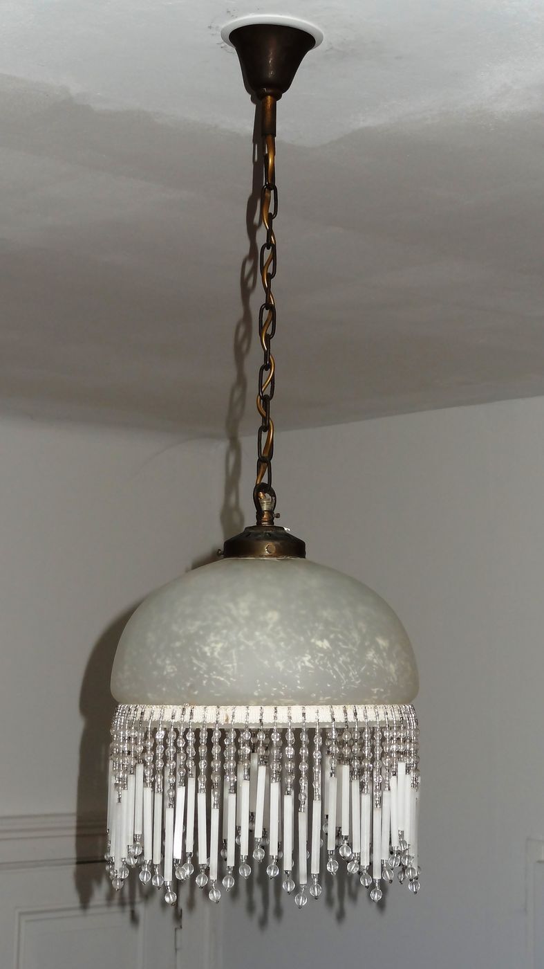 Vintage suspension in half shell speckled with pearls