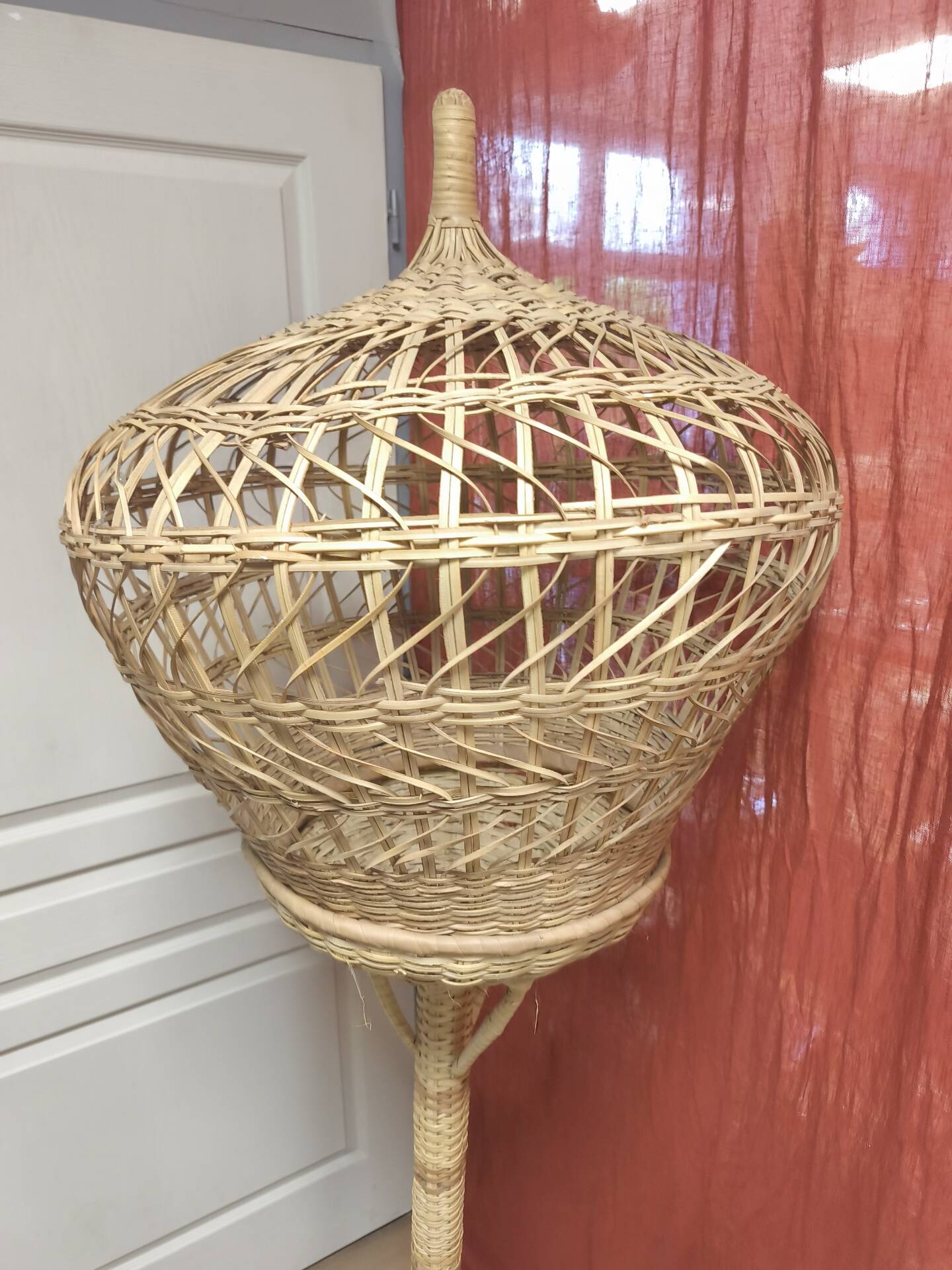 Lampadaire en osier cage