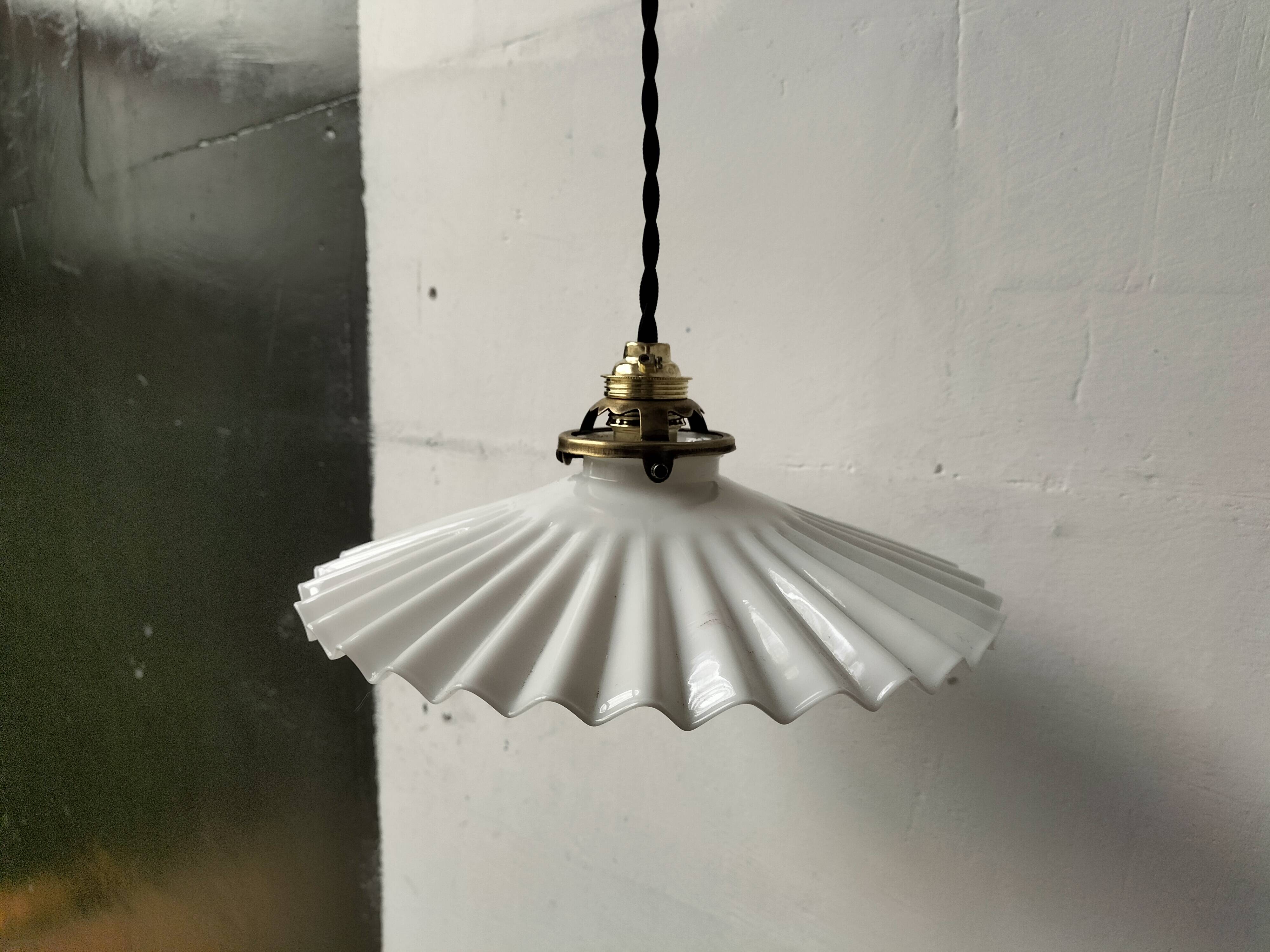 Opaline suspension with ceiling light