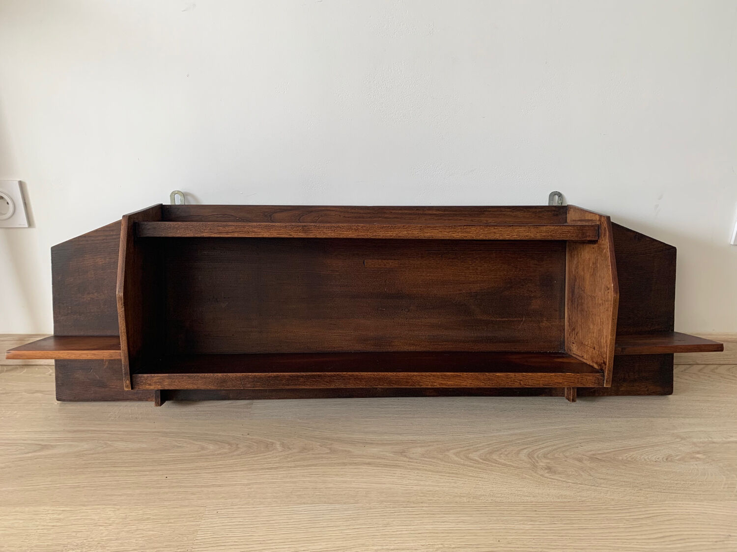 Wall shelf in wood