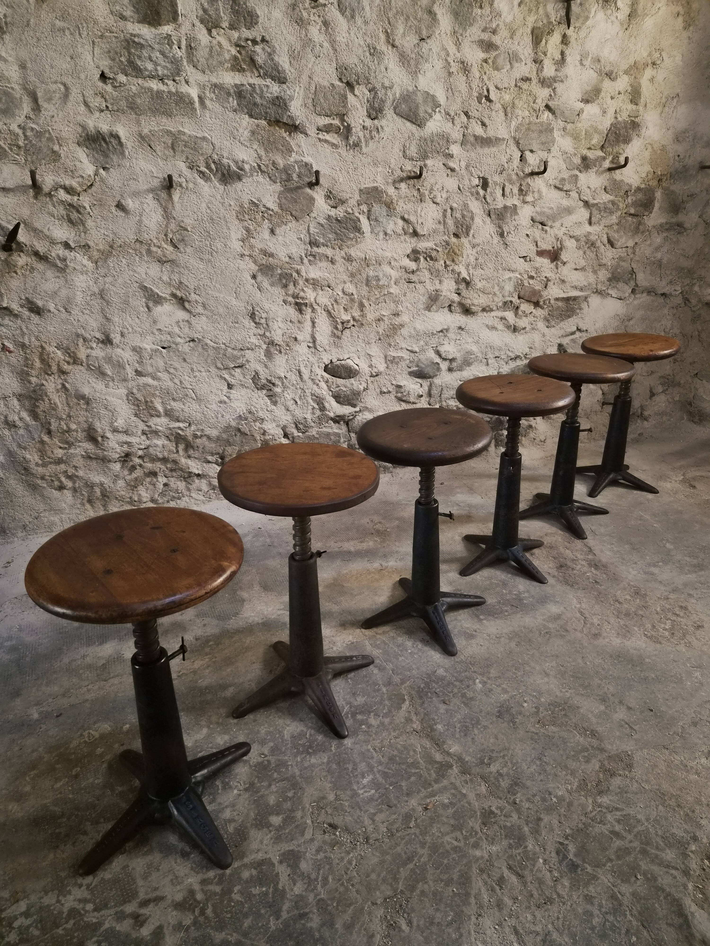 Ensemble de 6 tabourets industriels réglables Singer anciens, France, vers 1900–1930