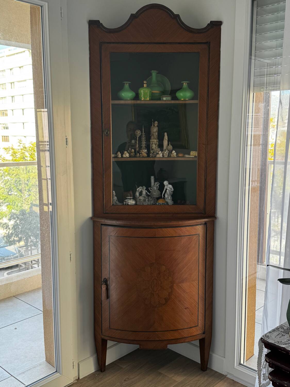 Corner display cabinet