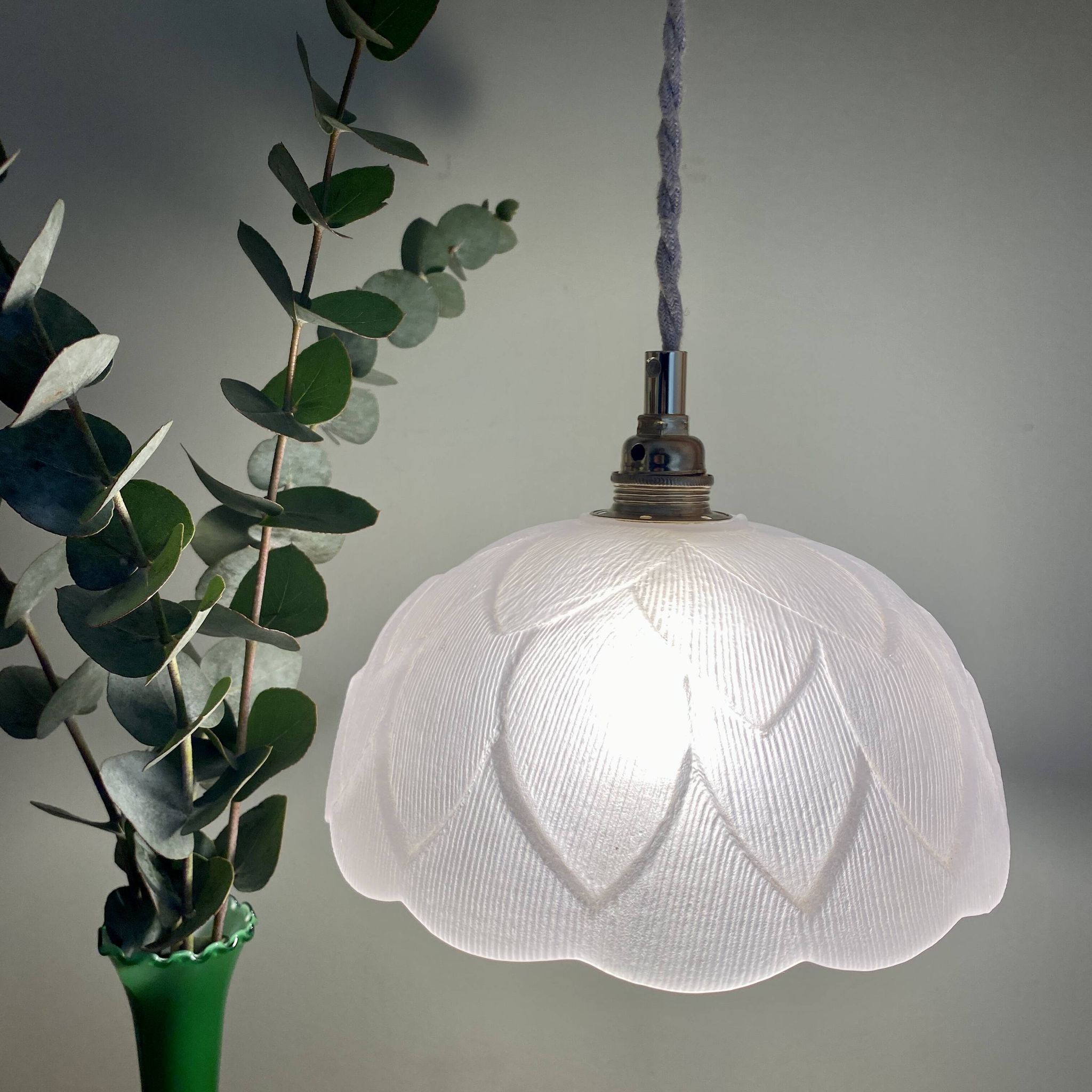 Suspension vintage motif fleur en verre dépoli
