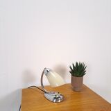 Lampe avec base chromée et abat-jour en verre lait lampe de table vintage