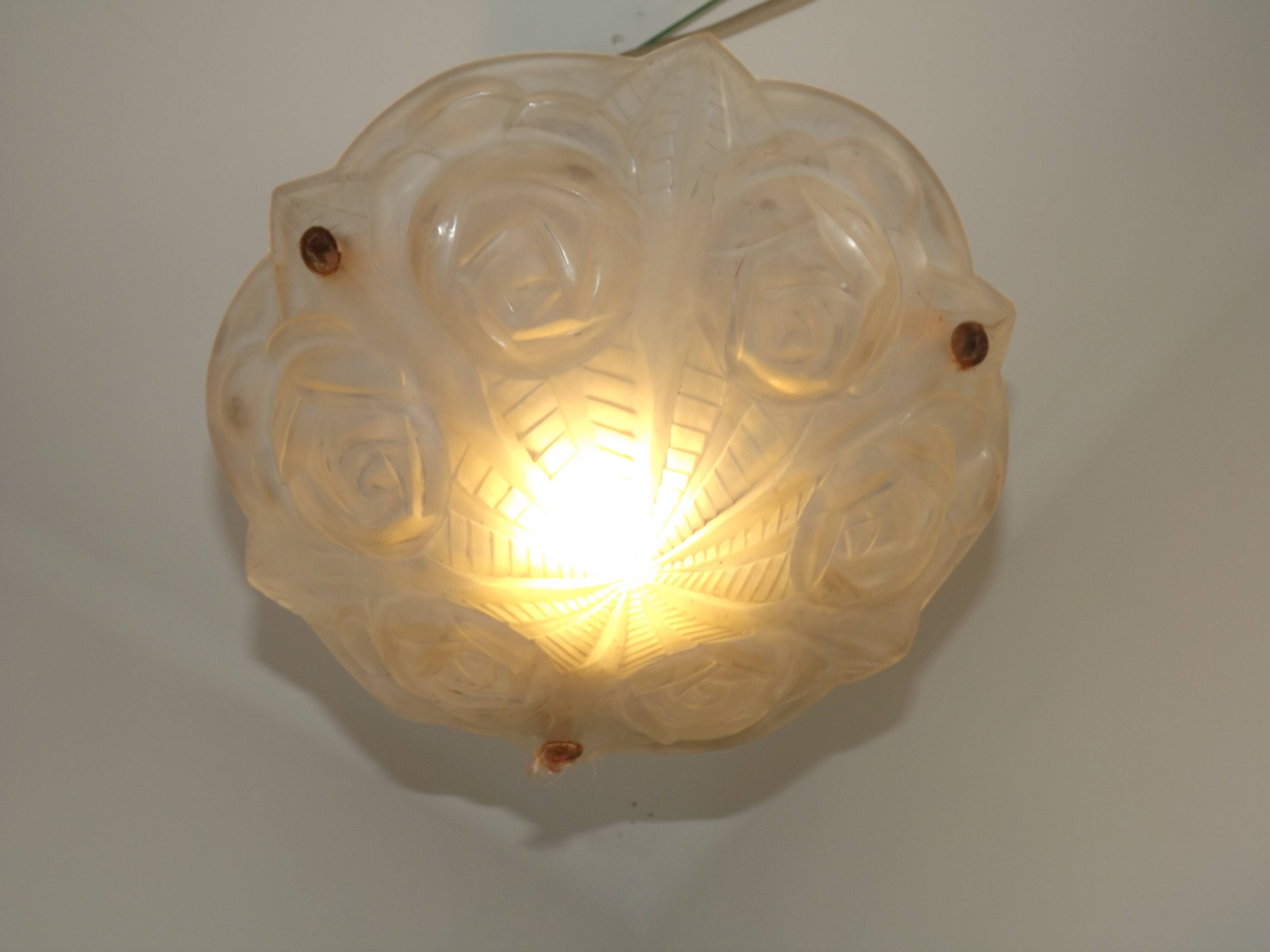 Plafonnier en verre Art Déco à décor de roses par Degué, vers 1930