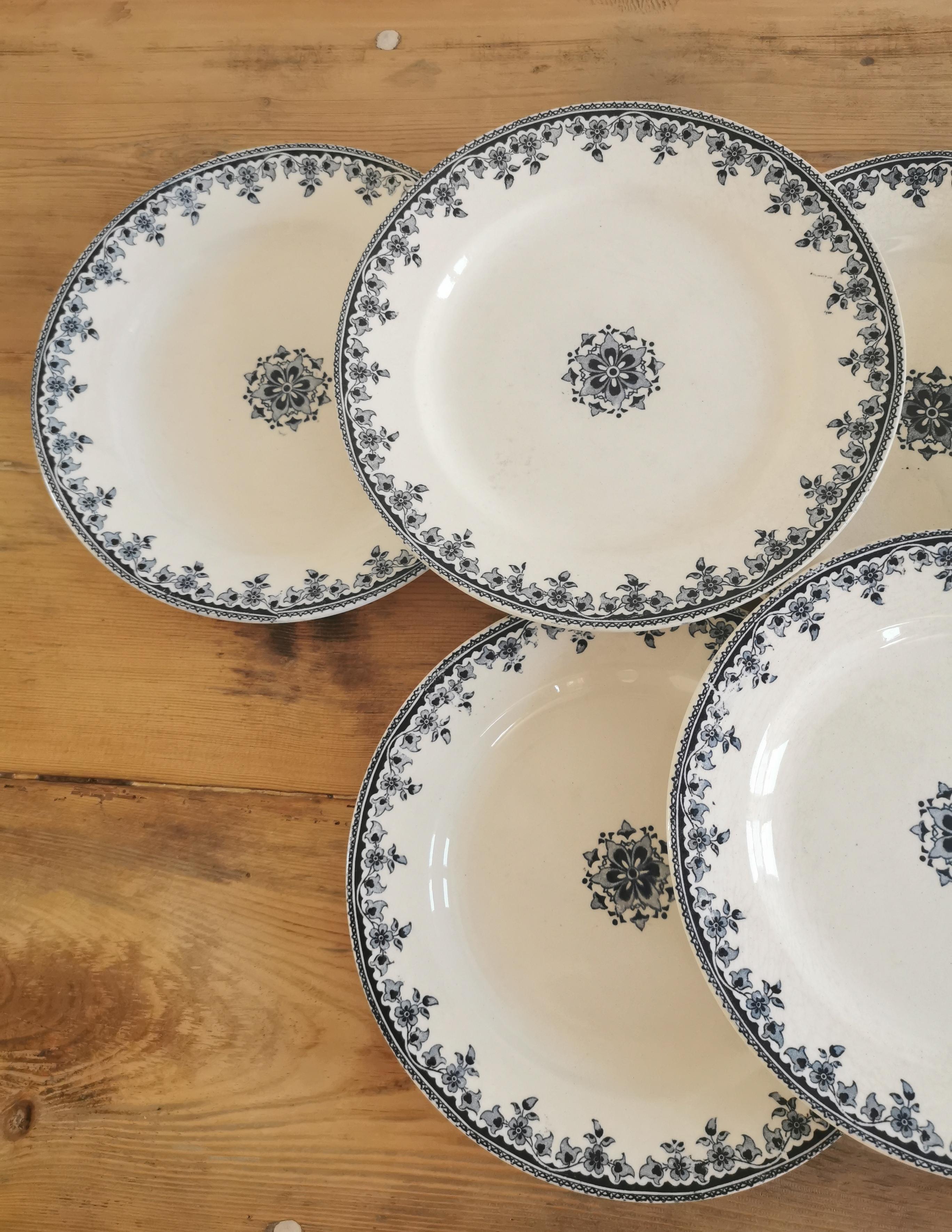 Service of 8 vintage plates in Iron Land