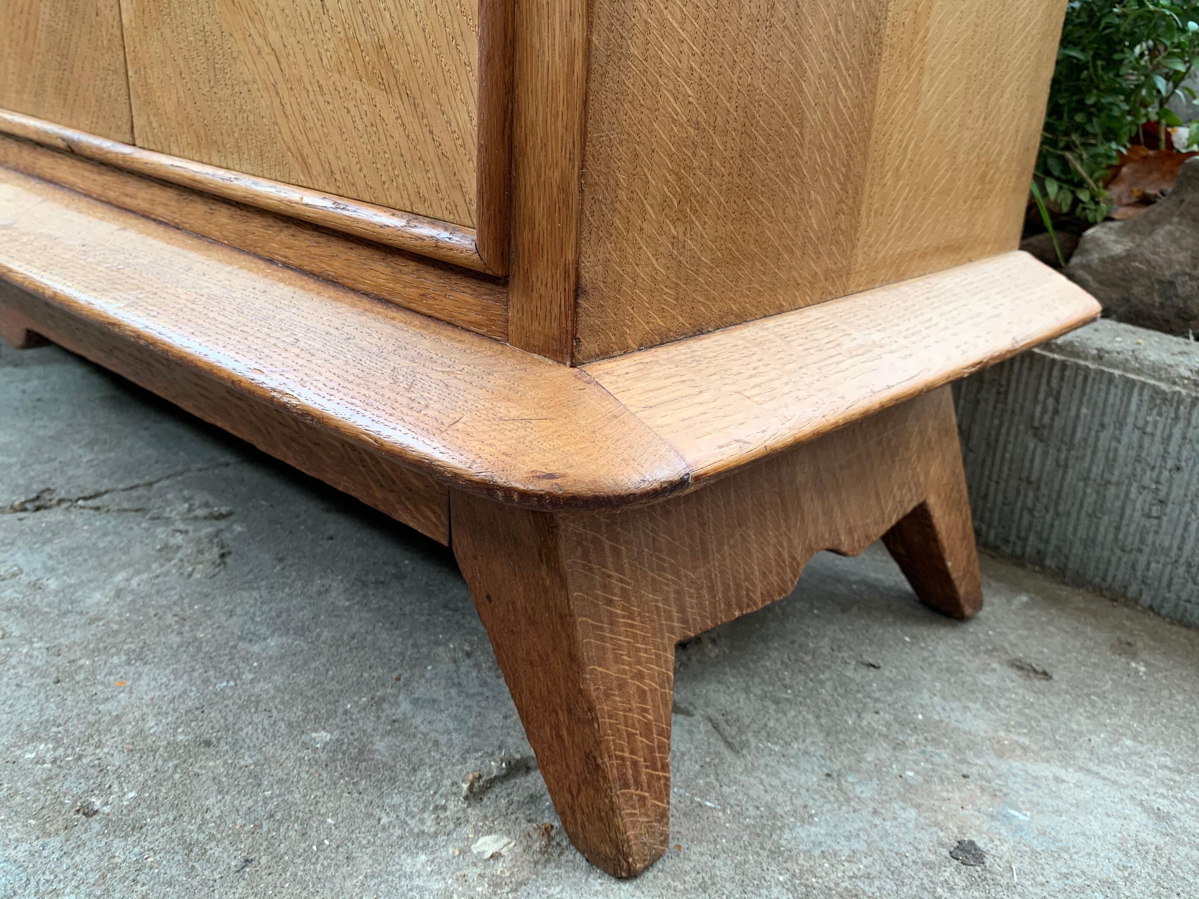 Buffet asymmetrical compass feet