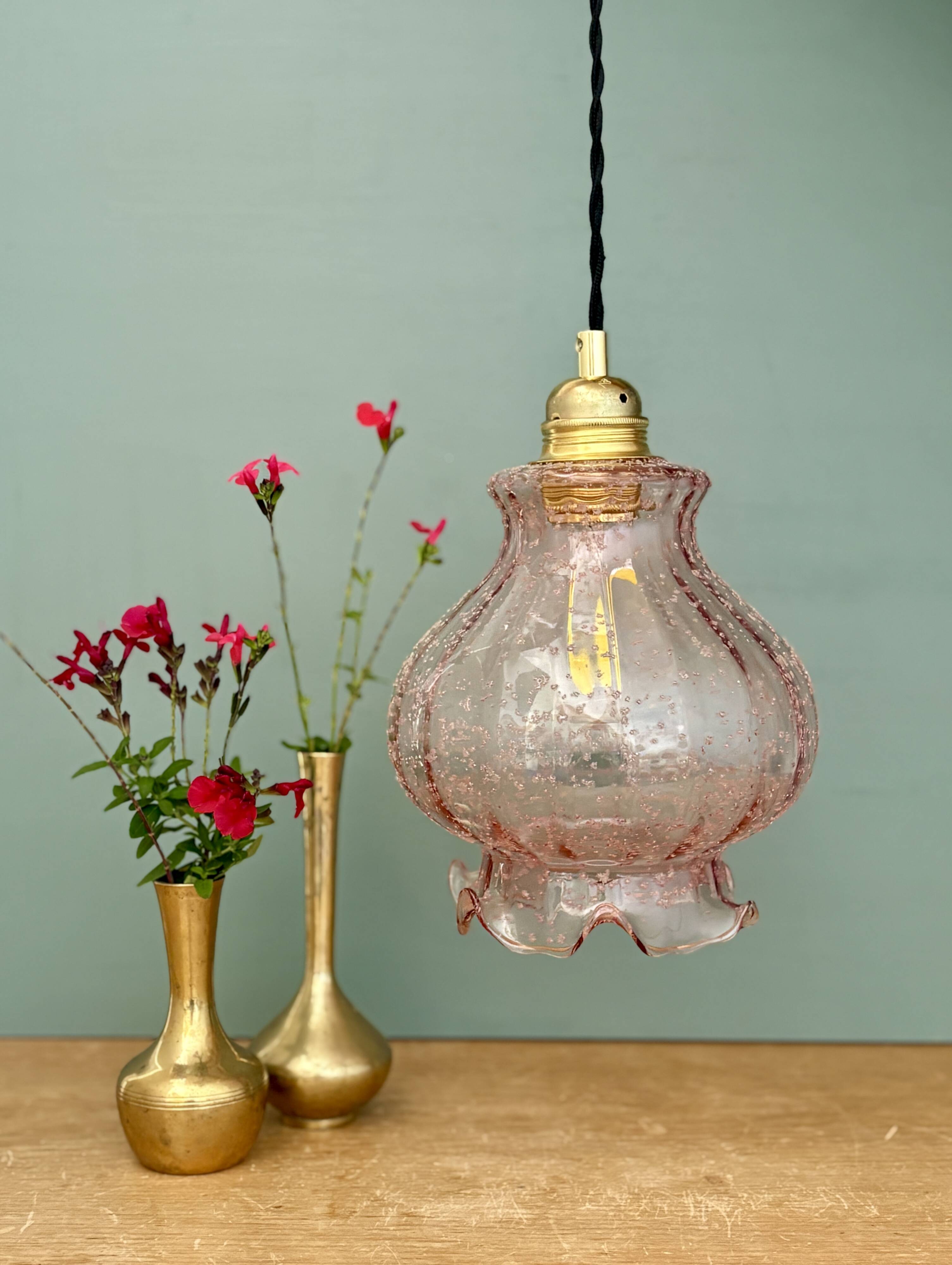 Suspension globe vintage en verre granité rose