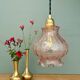 Suspension globe vintage en verre granité rose
