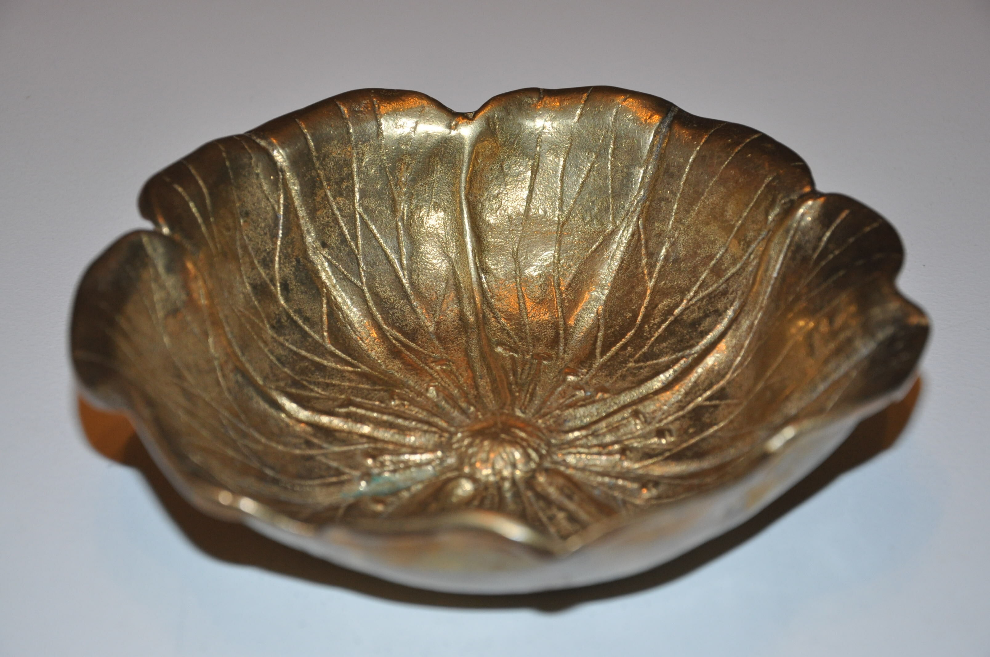 Empty-pocket flower in solid brass