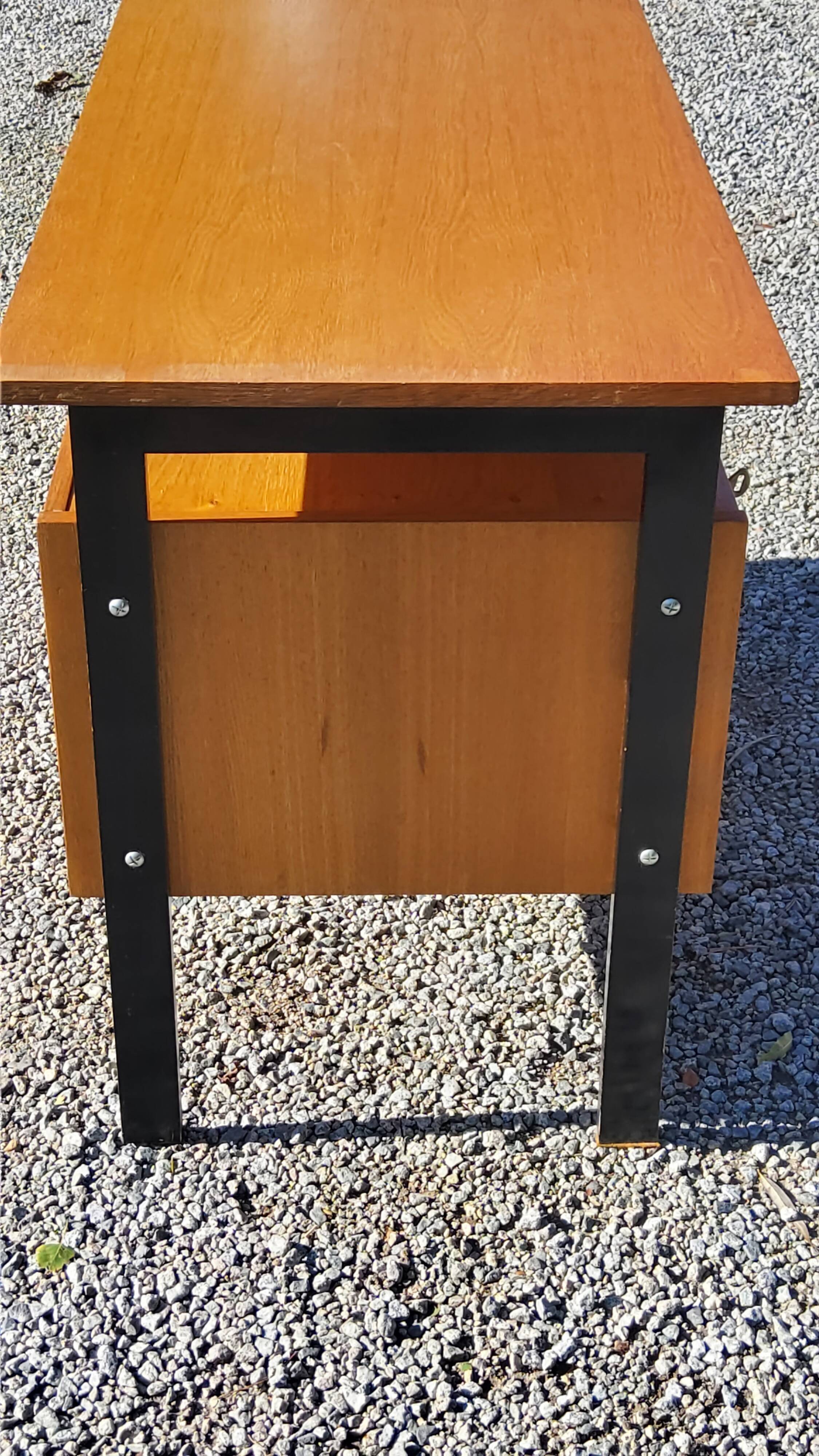Bureau vintage en chêne blond piètement en bois noirci des années 50