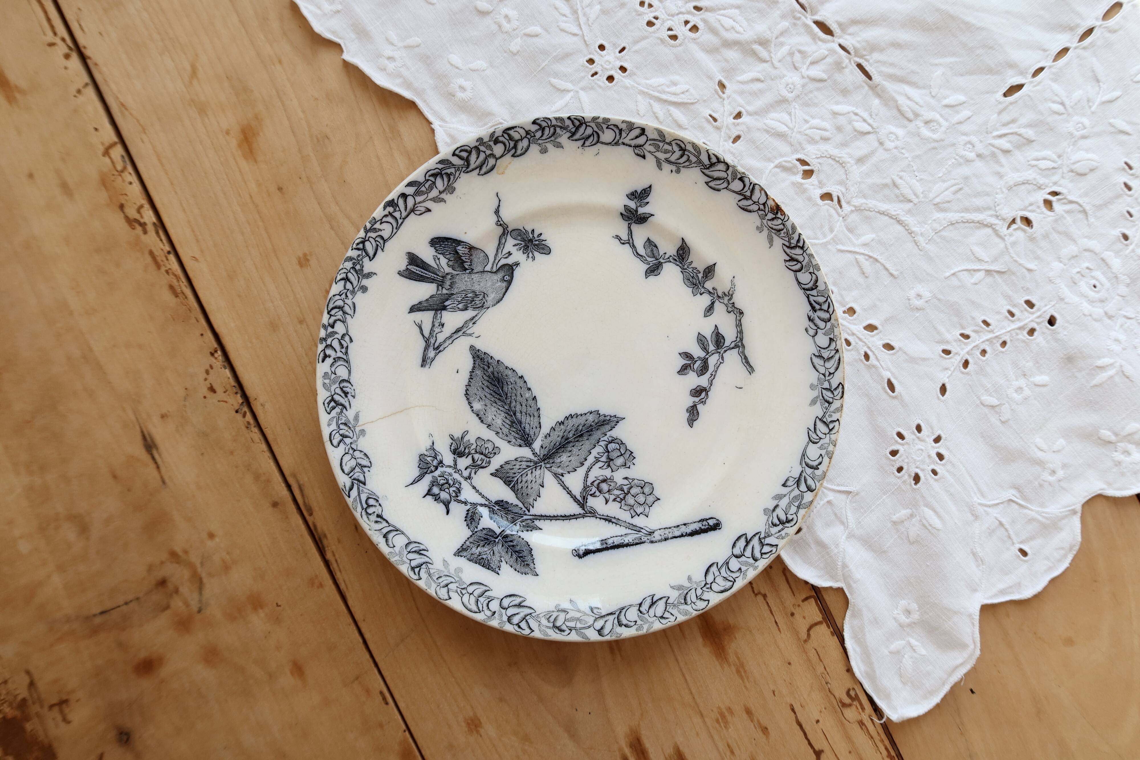 Assiette plate ancienne terre de fer - Onnaing - Décor végétal