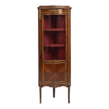 Vitrine d'angle de style Louis XV avec vitre cintrée, vers 1950