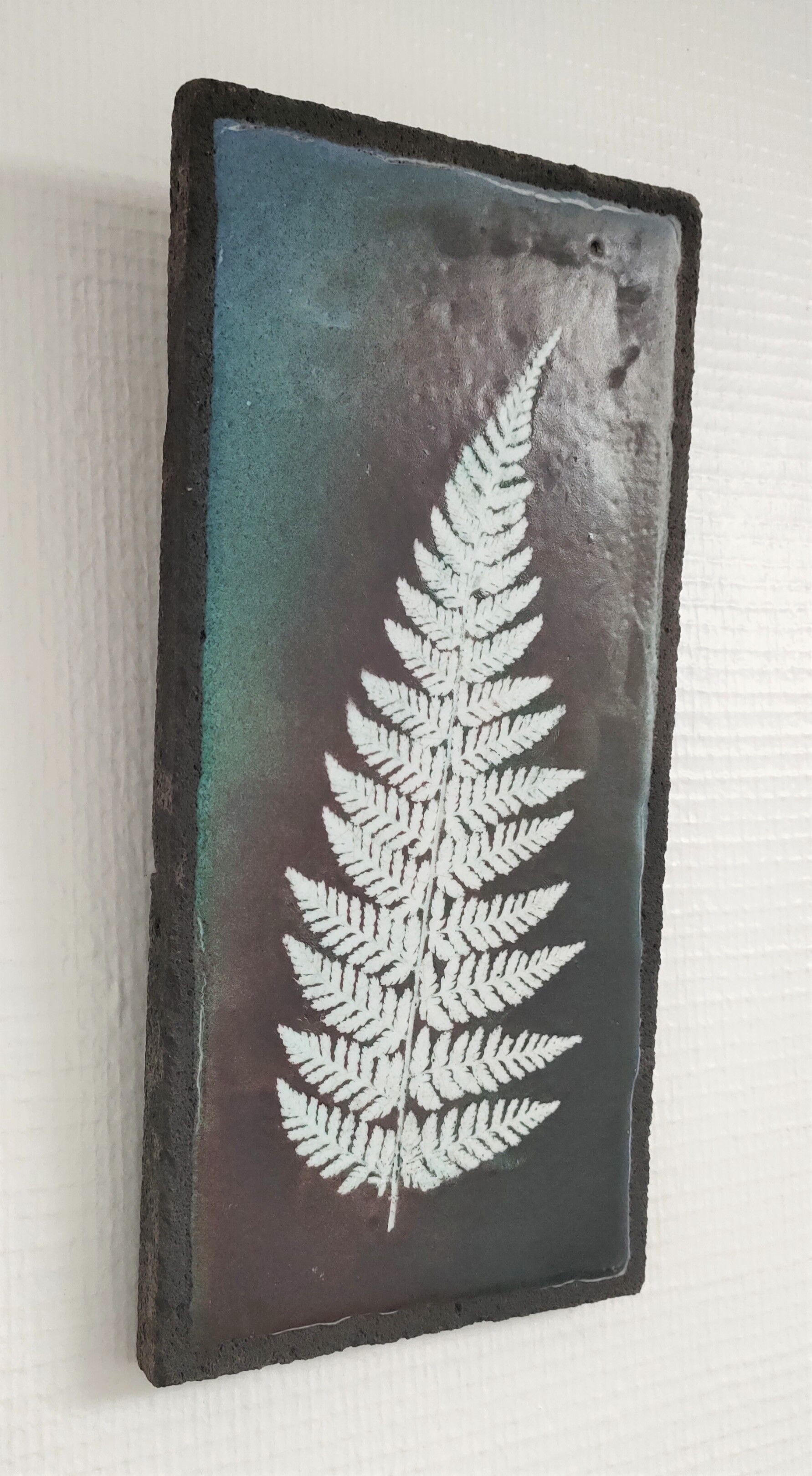 Plaque de lave émaillée à décor de fougère
