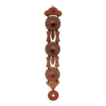 Suspension murale de poterie de studio danoise brutaliste moderniste du milieu du siècle de Clara Helmich, 1979