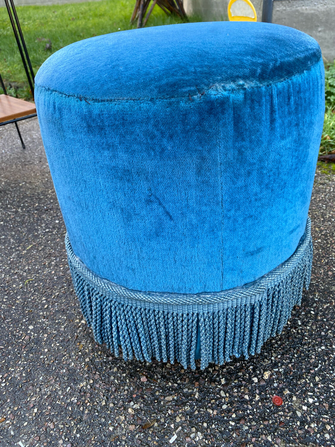 Blue velvet pouf