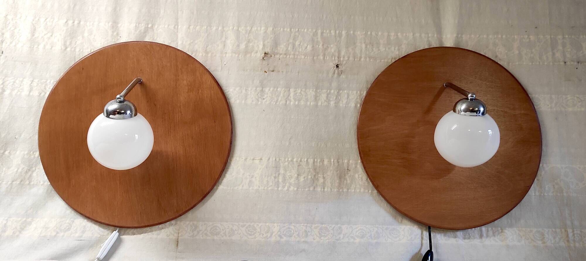 Appliques design en bois, opaline et métal chromé - mid. XXème
