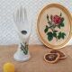 Main baguier soliflore céramique blanche fleurs vintage