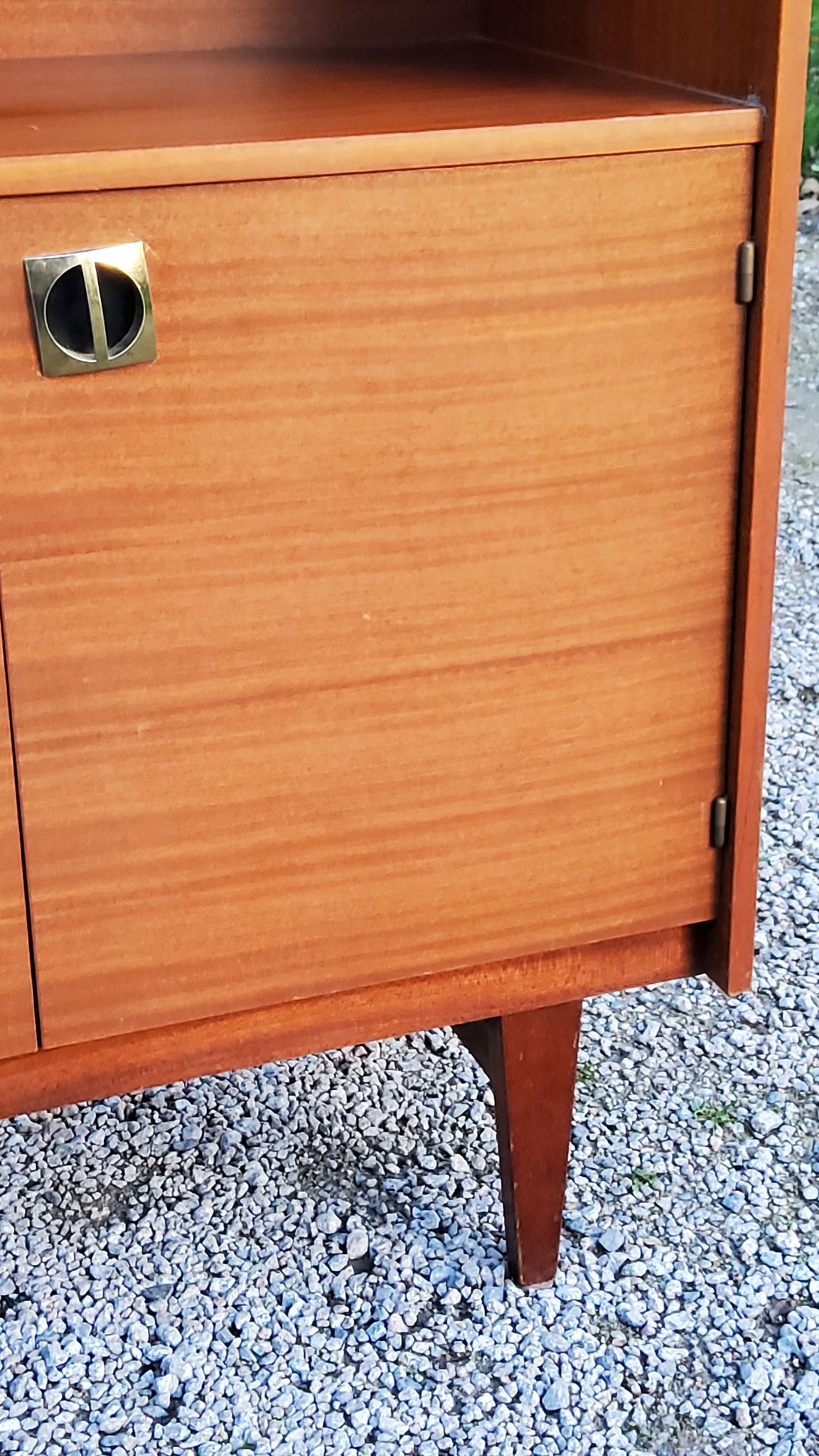 Bookcase from the 60s/70s in golden mahogany with bobbin feet