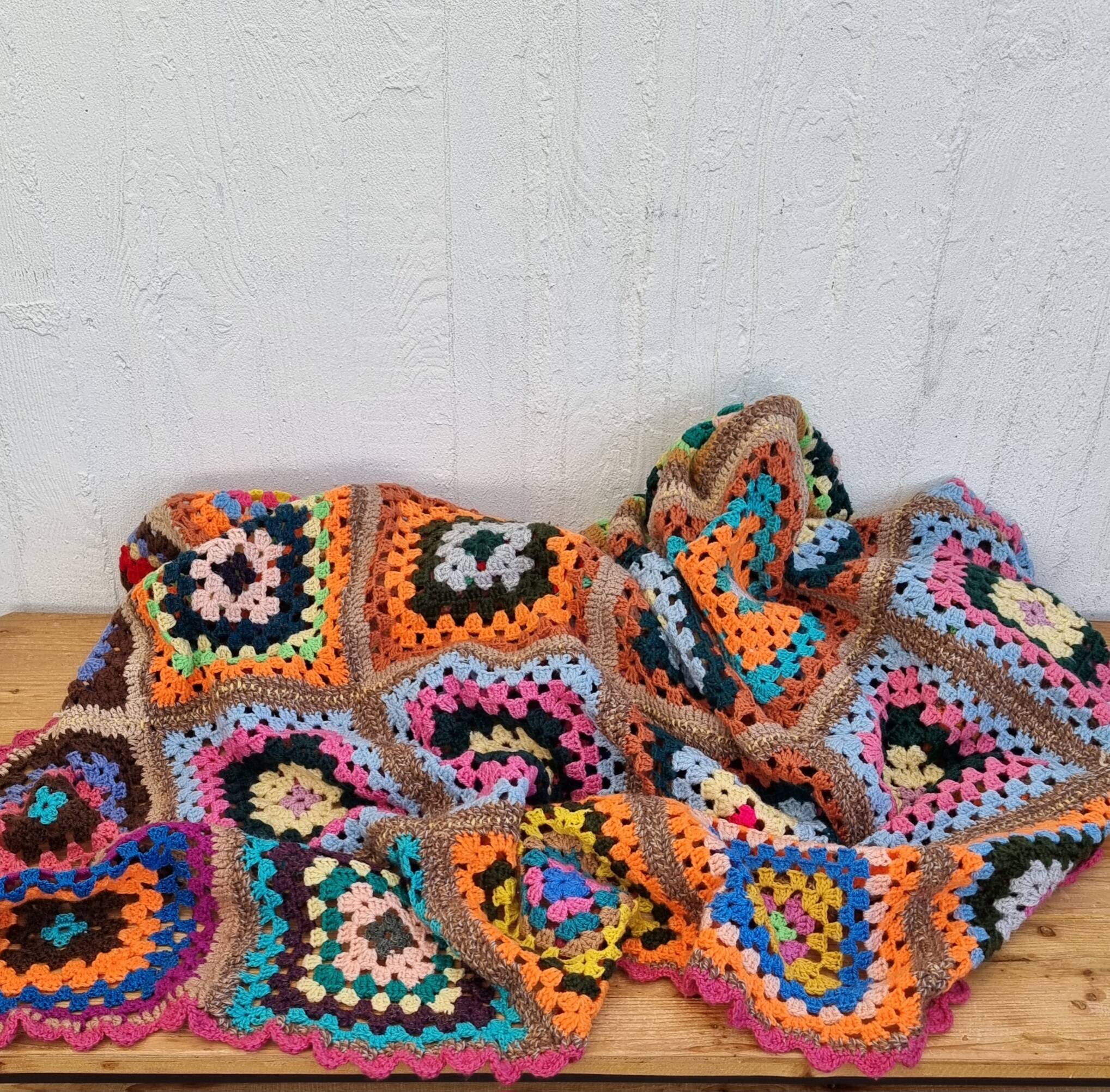 Plaid vintage au crochet multicolore motif granny