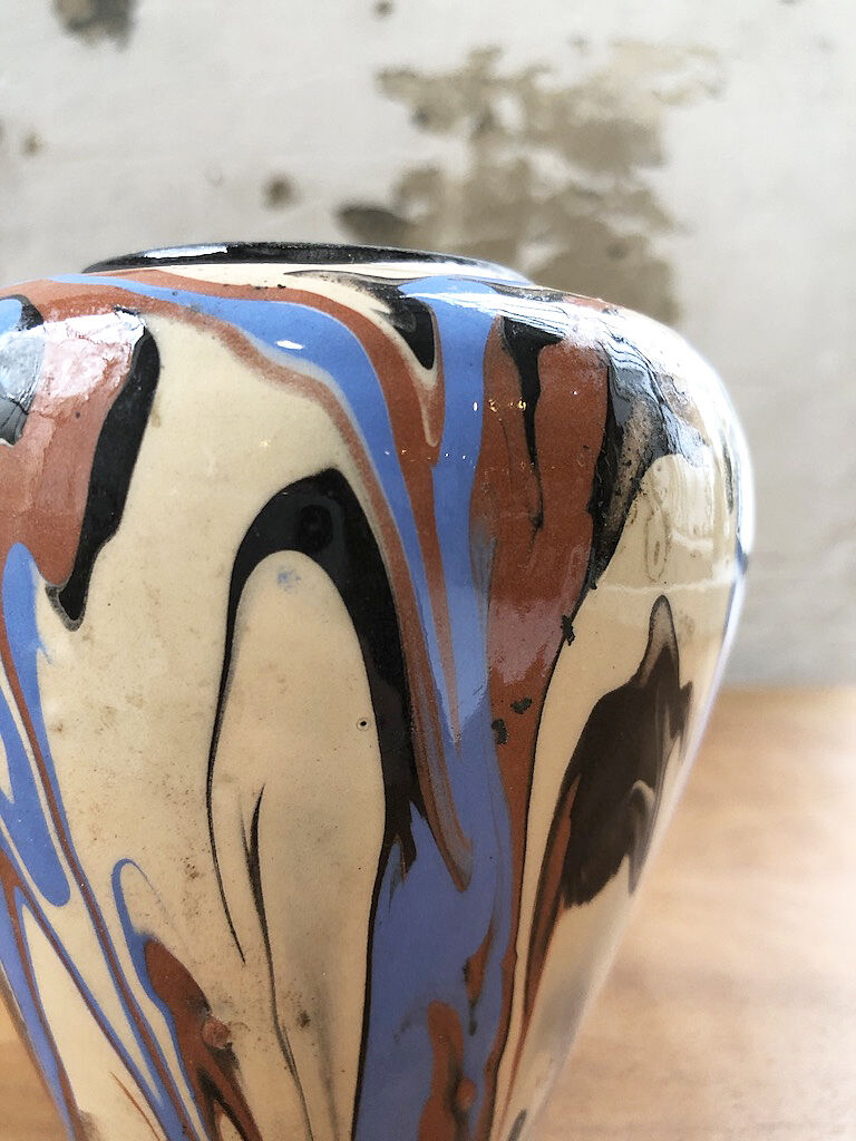 Vase dripping in varnished earth