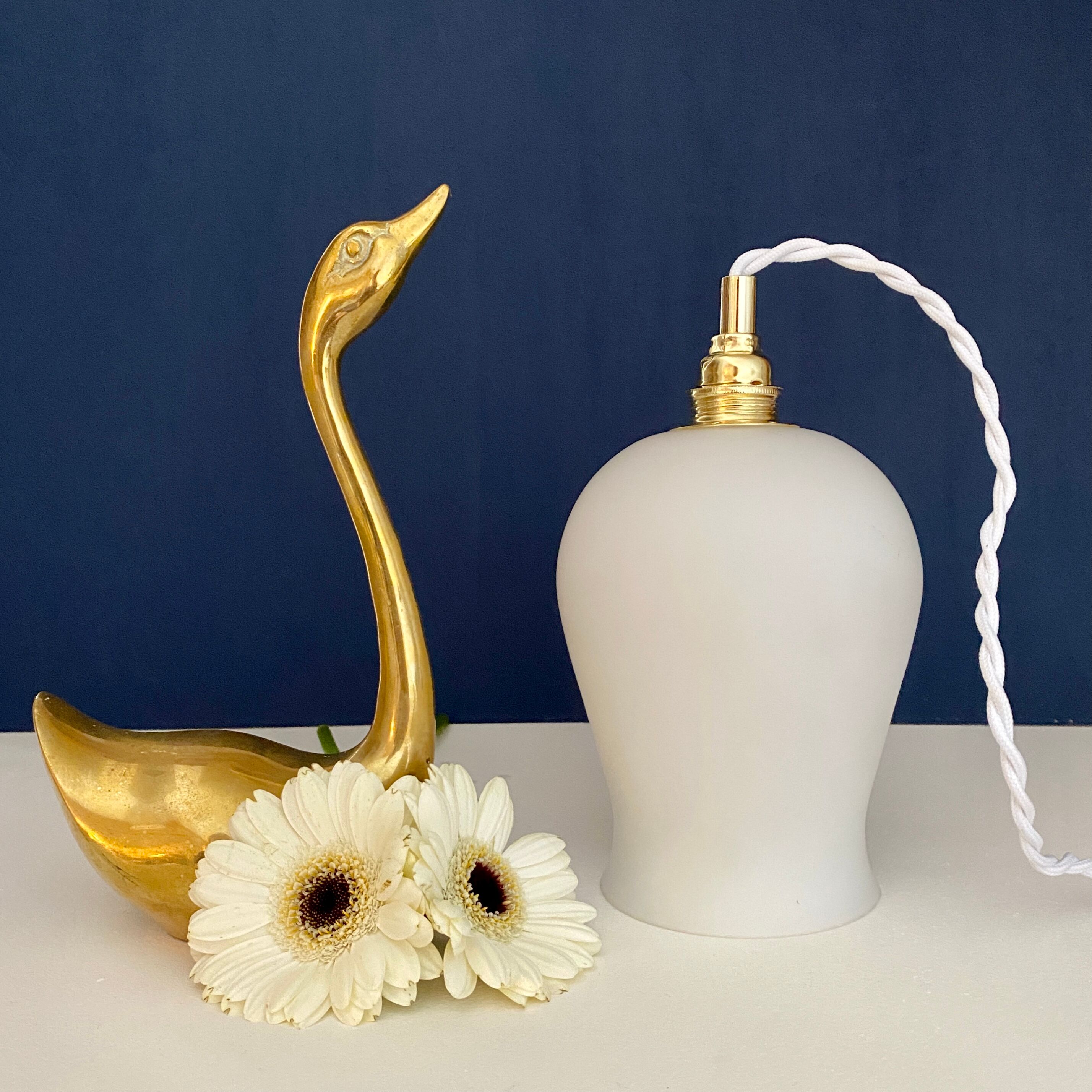 Vintage tulip ride in white opaline