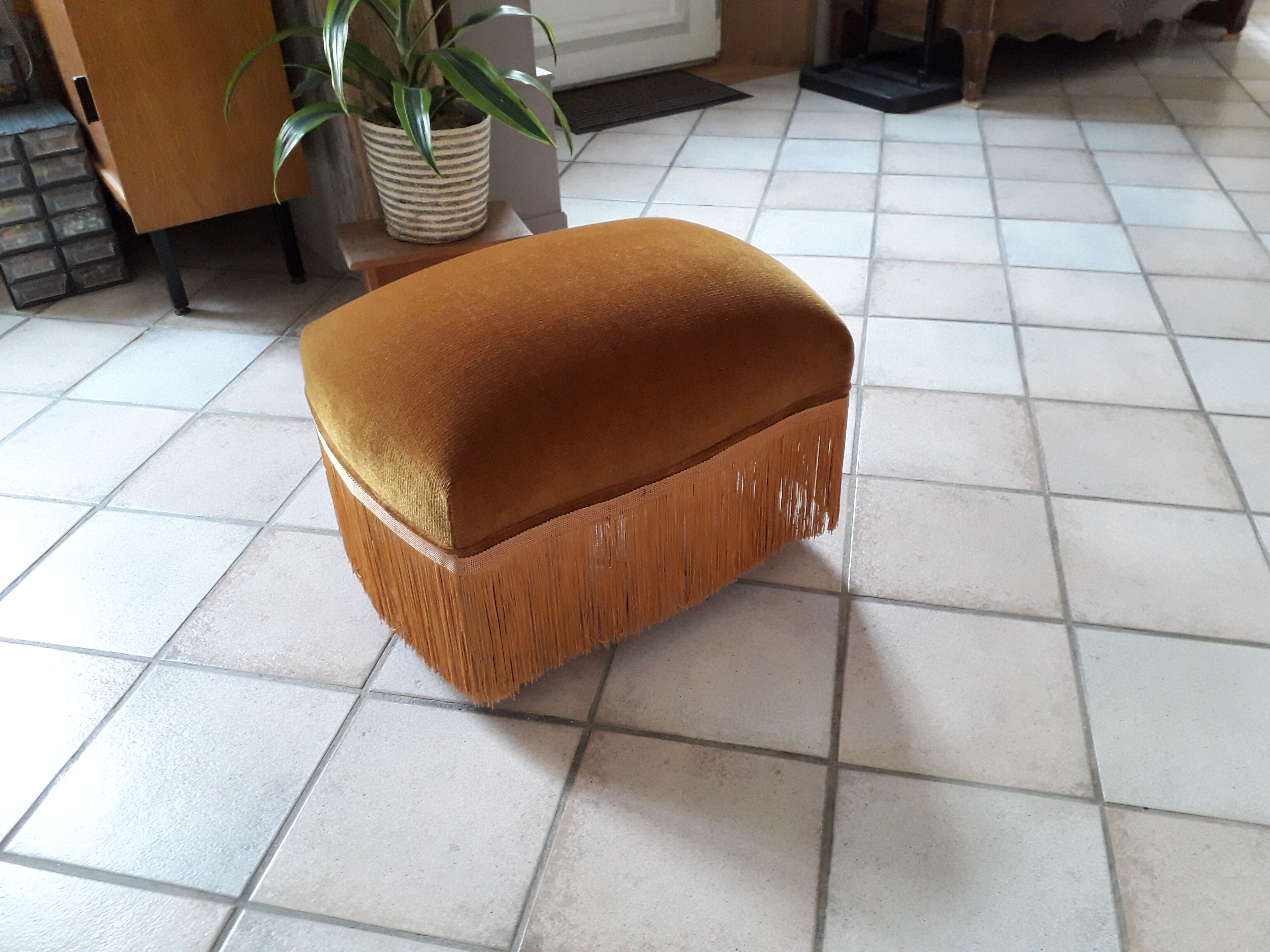 Yellow gold velvet pouf