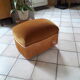 Pouf en velours jaune or