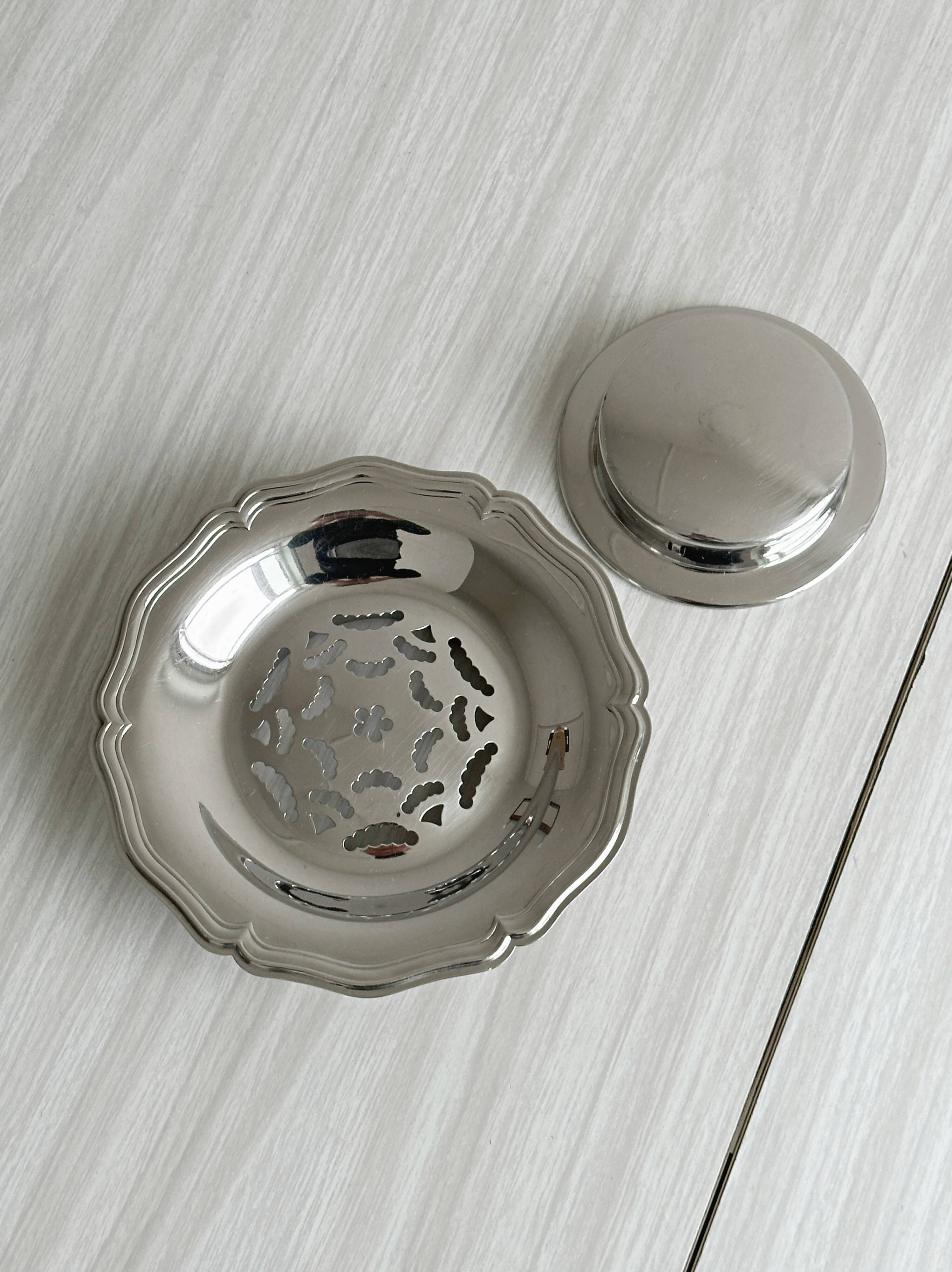 Shiny metal butter dish Coquillor