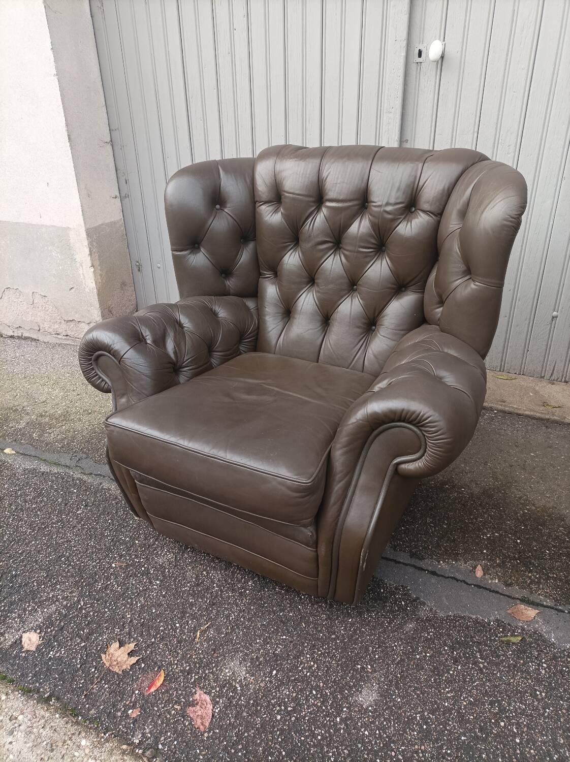 Pair of Chesterfield armchairs with footrest