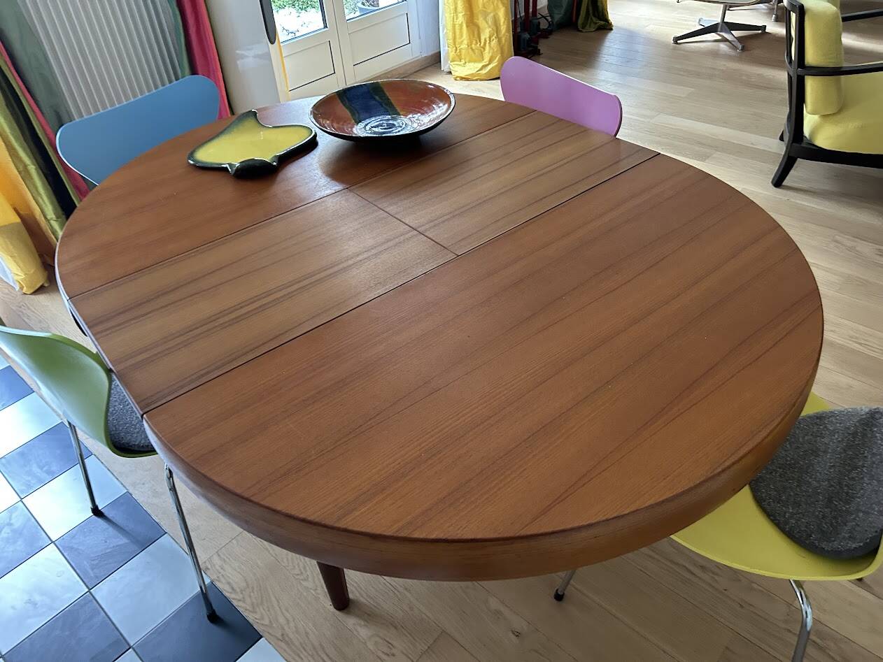 Butterfly table in teak with 2 extensions.