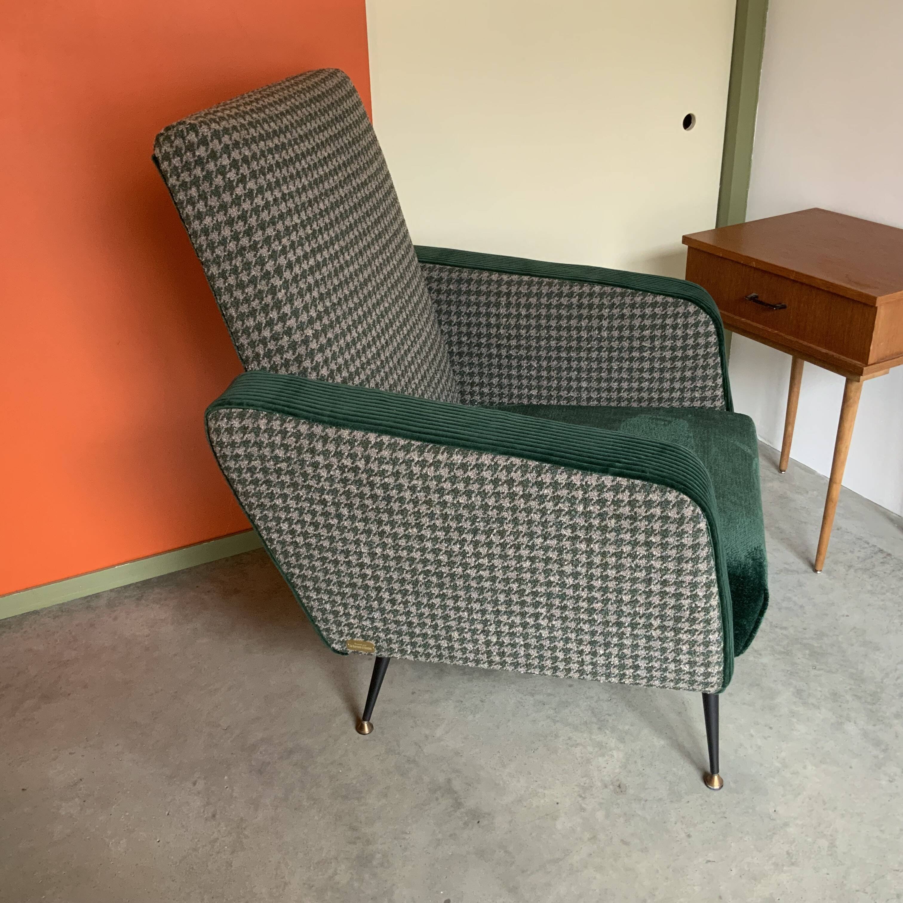 Retro armchair from around 1960 in forest green with houndstooth pattern.