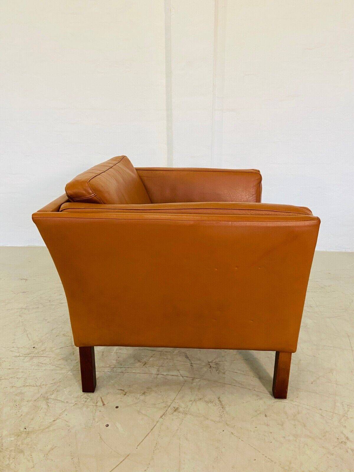 Fauteuil lounge scandinave vintage en cuir cognac, style milieu du siècle