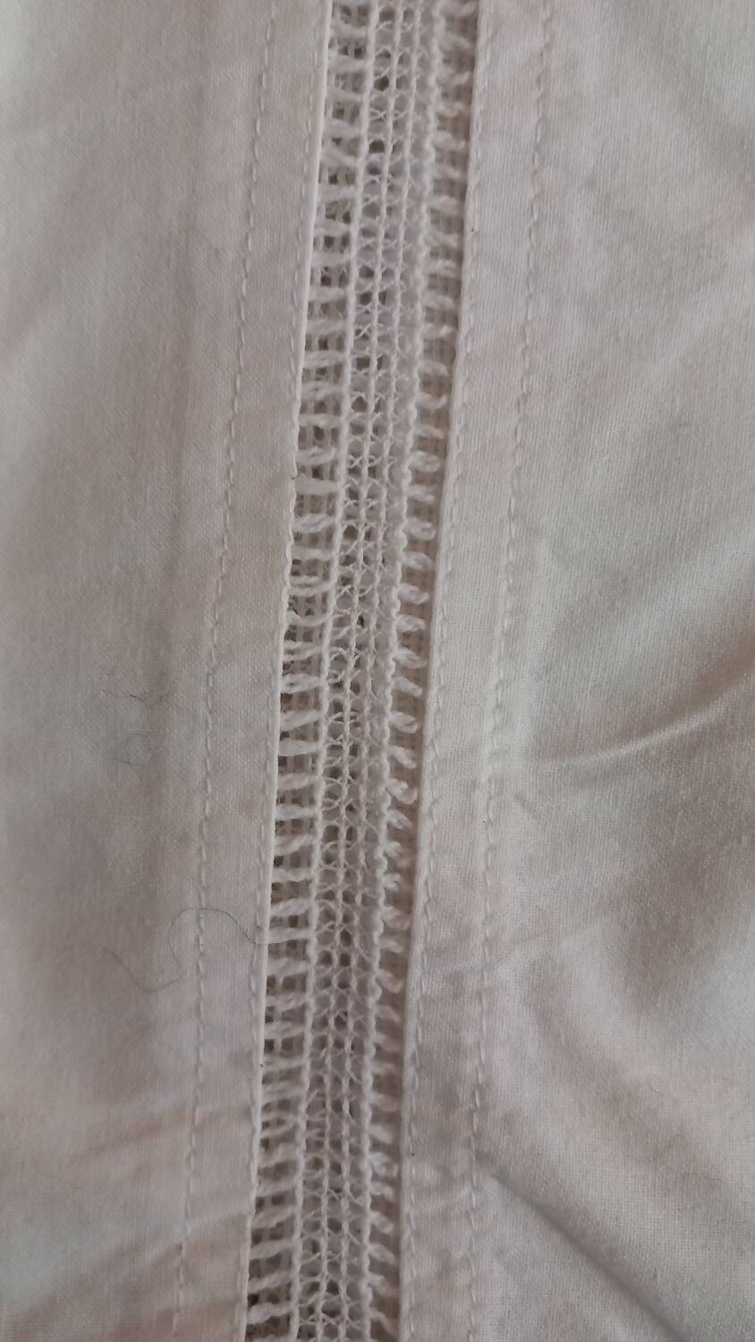 Nappe blanche carrée brodée