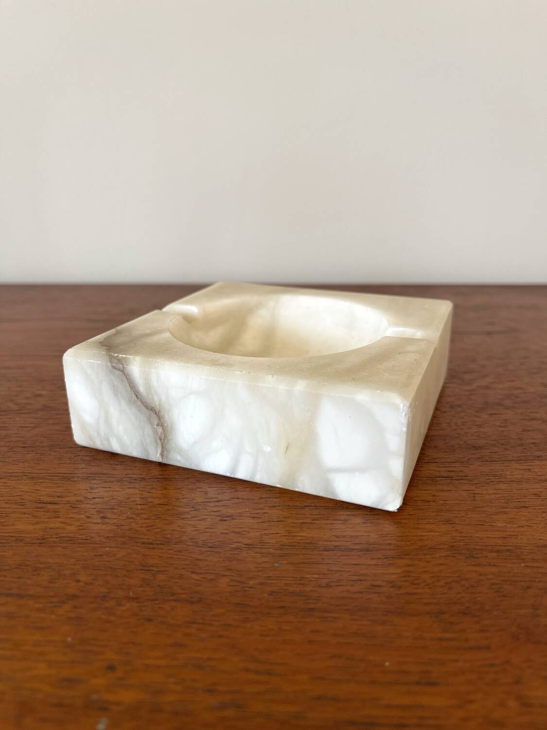 Square ashtray in vintage marble-effect alabaster