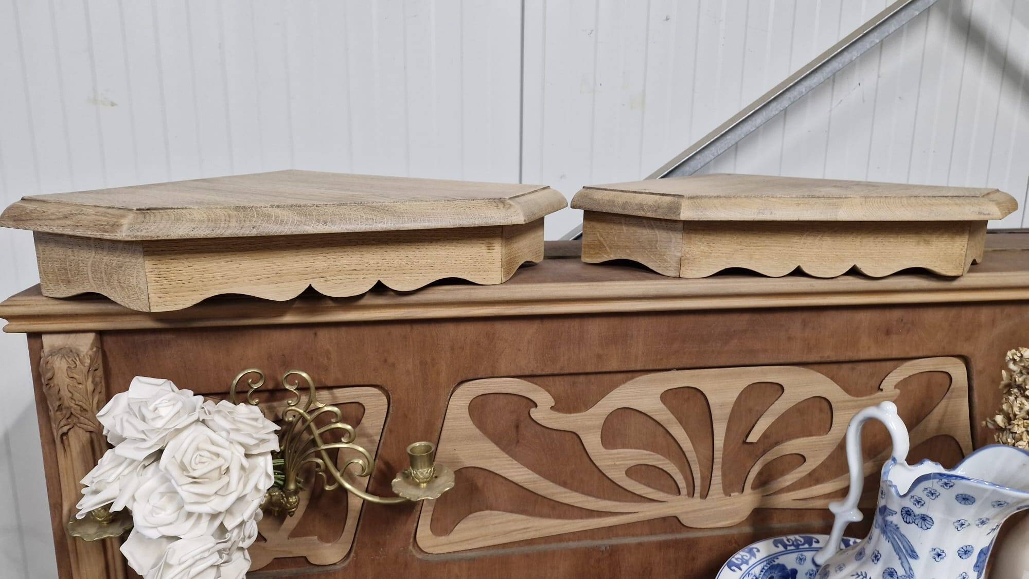 Lot of corner shelves
