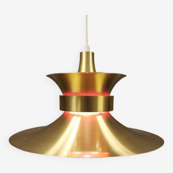 Grande lampe suspension en aluminium de couleur laiton avec intérieur laqué contrasté rouge et blanc.