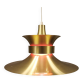 Grande lampe suspension en aluminium de couleur laiton avec intérieur laqué contrasté rouge et blanc.