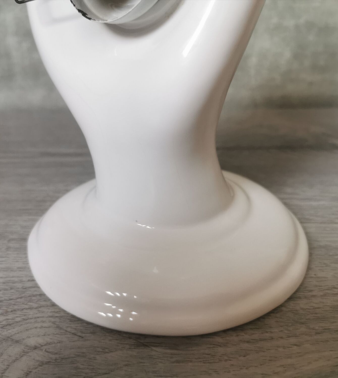 White ceramic hand wall lamp