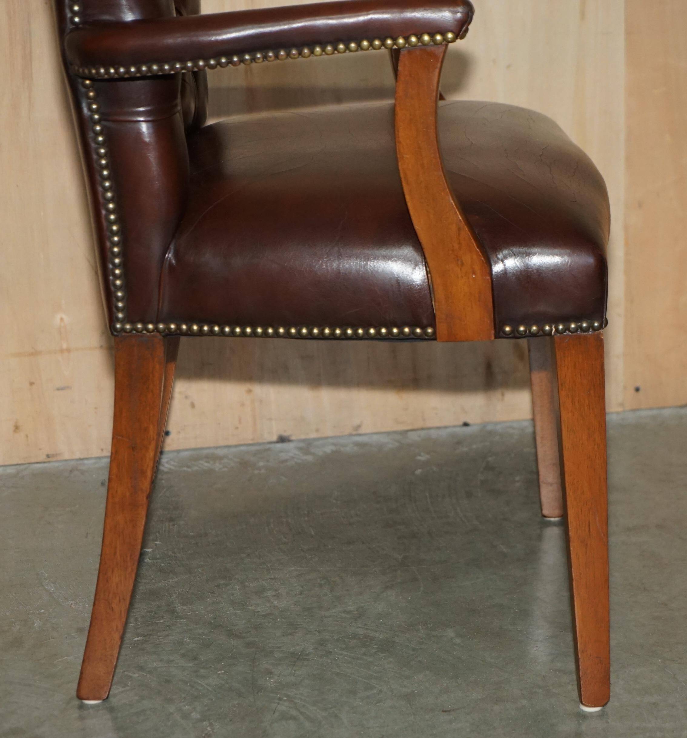 Fauteuil de bureau Gainsborough style George II Chesterfield cuir