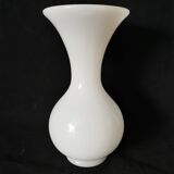 Vase en opaline blanche