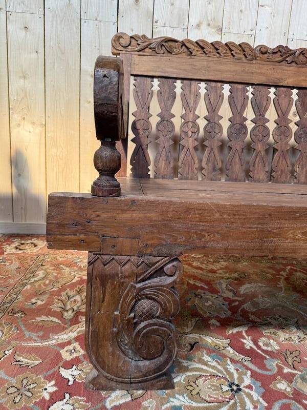 Grand banc de jardin Indonésien en noix sculpté