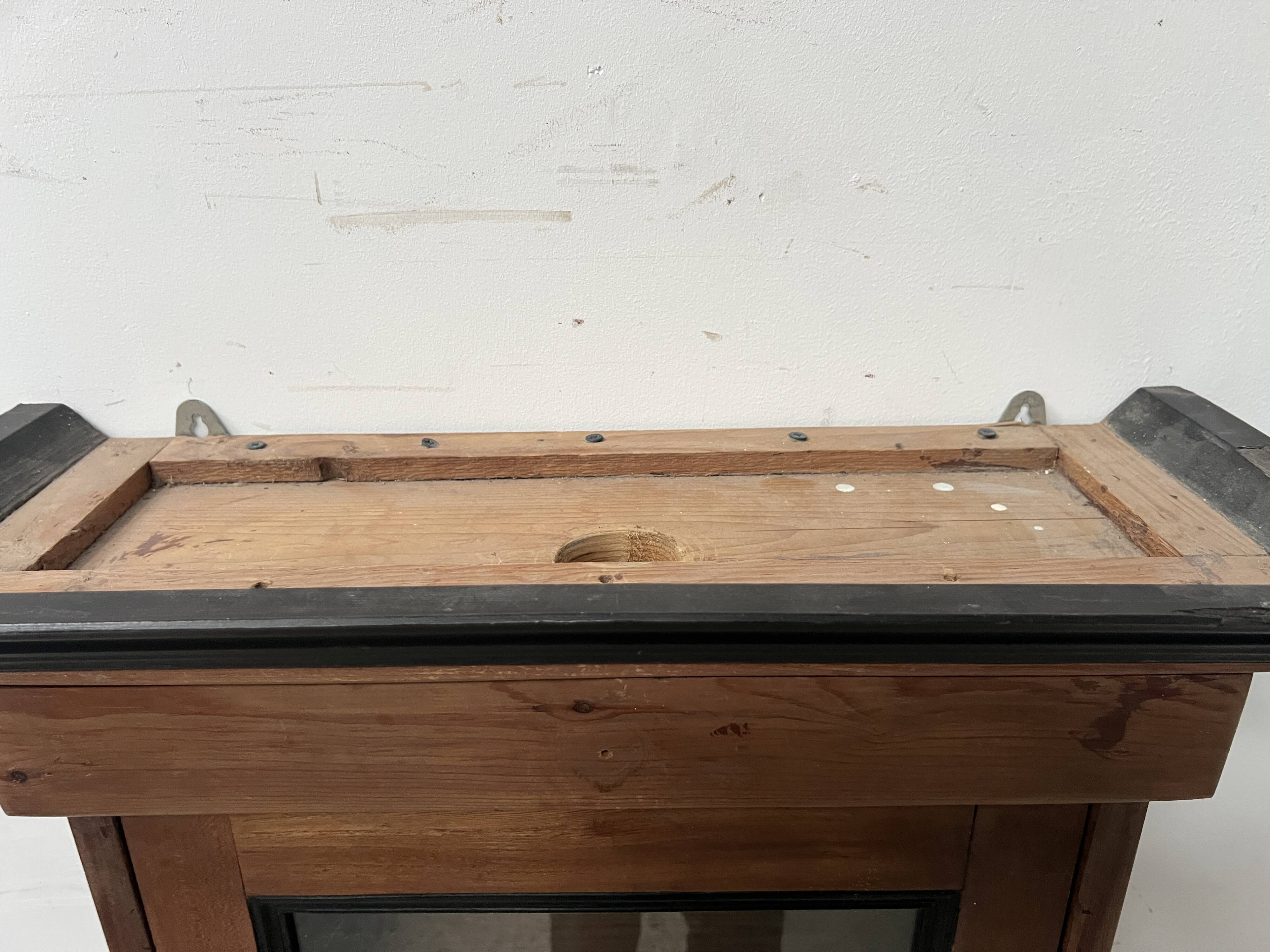Vitrine murale en bois naturel XIX siècle