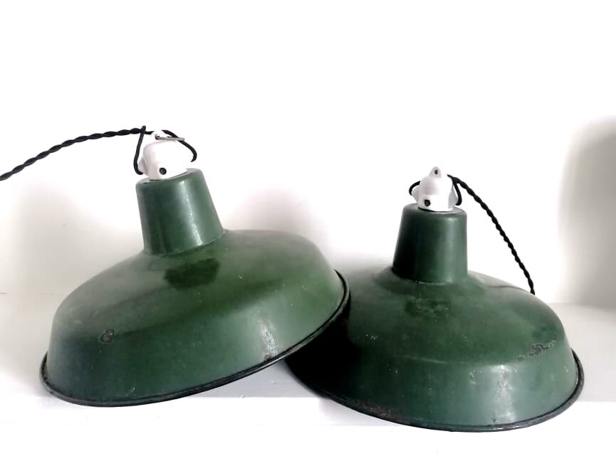 Pair of industrial suspensions in enamelled sheet metal