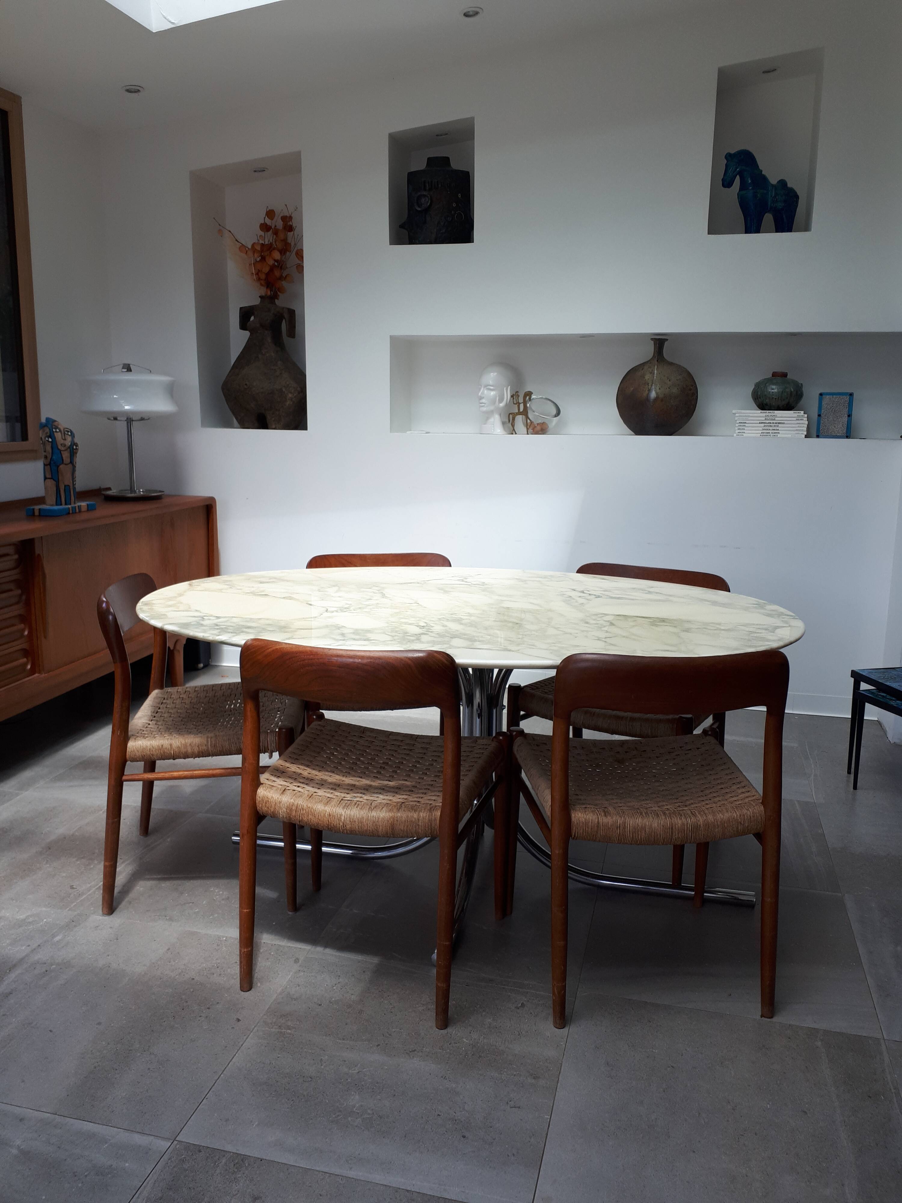 Marble table of the 70s at Roche Bobois