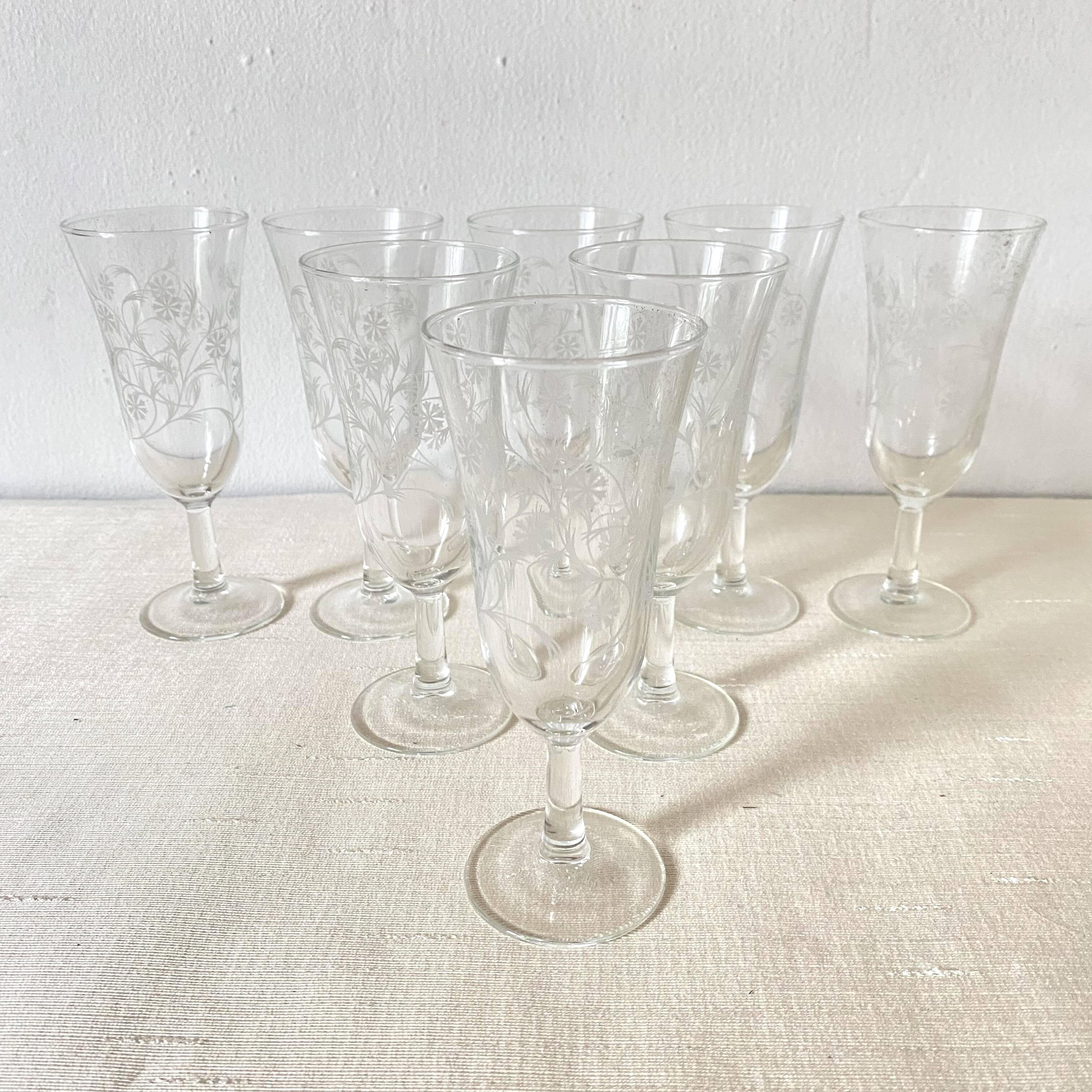 Champagne flutes with engraved flower decoration
