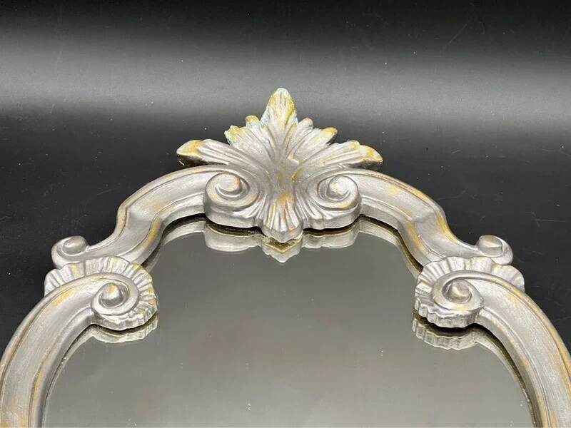 Wall mirror – sculpted silver frame, with a golden reflection and a touch of green –