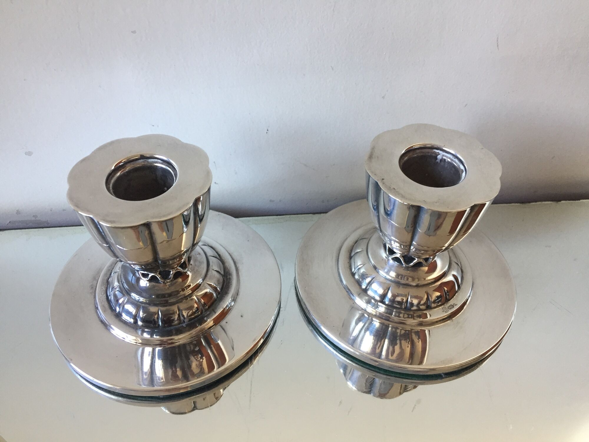 Paire de porte-bougies plaqués en argent art déco
